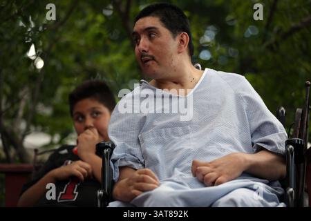 27 giugno 2013 - Chicago, il, USA - Jesus Arroyo, che è rimasto paralizzato dopo essere stato colpito da un'auto nel 2011, lotta senza cure mediche adeguate perché è un immigrato senza documenti. Arroyo guarda sua moglie nella loro casa di Chicago, Illinois, giovedì 27 giugno 2013. (Immagine di credito: © Abel Uribe/MCT/ZUMAPRESS.com) Foto Stock