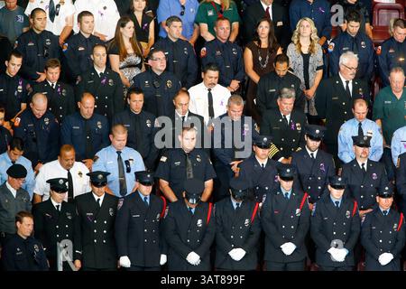 9 luglio 2013 - Prescott Valley, Arizona, Stati Uniti - dignitari, funzionari, familiari e vigili del fuoco di tutto il paese partecipano al servizio commemorativo al Tim's Toyota Center a Prescott Valley, Arizona, per 19 pompieri di Granite Mountain uccisi il 30 giugno, combattendo l'incendio di Yarnell Hill fuori Yarnell, Arizona. (Immagine di credito: © David Kadlubowski-POOL/The Arizona Republic/ZUMAPRESS.com) Foto Stock