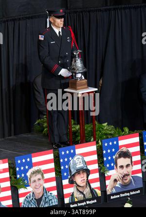 9 luglio 2013 - Prescott Valley, Arizona, Stati Uniti - viene suonata Una campana per ogni vigile del fuoco caduto durante un servizio commemorativo al Tim's Toyota Center di Prescott Valley. 19 membri dell'equipaggio di Granite Mountain Hotshot morirono combattendo l'incendio di Yarnell Hills, a circa 40 miglia a sud-ovest di Prescott, Ariz., giugno 30. (Immagine di credito: © Michael Chow-POOL/The Arizona Republic/ZUMAPRESS.com) Foto Stock