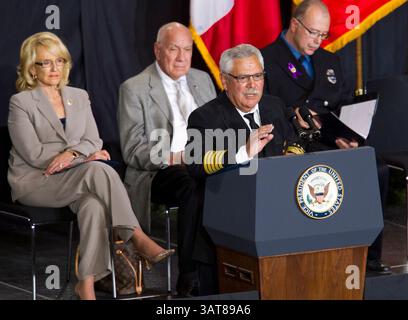9 luglio 2013 - Prescott Valley, Arizona, Stati Uniti - il capo dei vigili del fuoco di Prescott DAN FRAIJO parla durante un servizio commemorativo al Tim's Toyota Center a Prescott Valley, Ariz. 19 membri dell'equipaggio di Granite Mountain Hotshot morirono combattendo l'incendio di Yarnell Hills, a circa 40 miglia a sud-ovest di Prescott, Ariz., giugno 30. (Immagine di credito: © Michael Chow-POOL/The Arizona Republic/ZUMAPRESS.com) Foto Stock