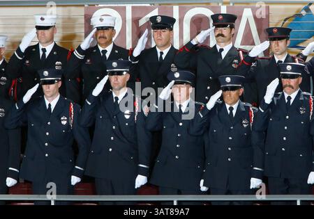 9 luglio 2013 - Prescott Valley, Arizona, Stati Uniti - i vigili del fuoco di Sacramento, si esibiscono durante l'inno nazionale durante un servizio commemorativo al Tim's Toyota Center a Prescott Valley, Arizona., per 19 vigili del fuoco di Granite Mountain uccisi il 30 giugno, combattendo l'incendio di Yarnell Hill fuori Yarnell, Arizona. (Immagine di credito: © David Kadlubowski-POOL/The Arizona Republic/ZUMAPRESS.com) Foto Stock