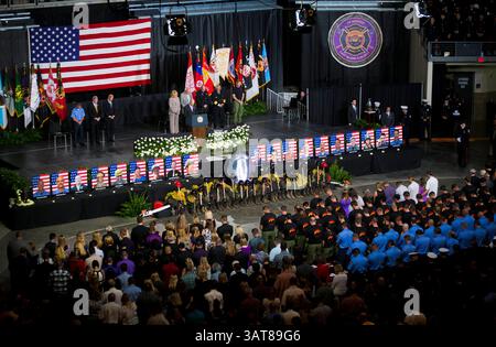 9 luglio 2013 - Prescott Valley, Arizona, Stati Uniti - il pastore RON MERRELL conduce una preghiera durante un servizio commemorativo al Tim's Toyota Center a Prescott Valley, Ariz. 19 membri dell'equipaggio di Granite Mountain Hotshot morirono combattendo l'incendio di Yarnell Hills, a circa 40 miglia a sud-ovest di Prescott, Ariz., giugno 30. (Immagine di credito: © Michael Chow-POOL/The Arizona Republic/ZUMAPRESS.com) Foto Stock