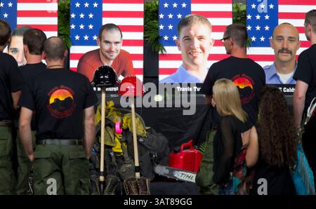 9 luglio 2013 - Prescott Valley, Arizona, Stati Uniti - gli alunni dei Granite Mountain Hotshots conversano davanti al palco che mostra le fotografie dei 19 vigili del fuoco caduti prima del servizio commemorativo "nostro fratello caduto" al Tim's Toyota Center a Prescott Valley. Il servizio commemorativo onorò i 19 vigili del fuoco uccisi combattendo l'incendio di Yarnell Hill. (Immagine di credito: © David Wallace-POOL/The Arizona Republic/ZUMAPRESS.com) Foto Stock