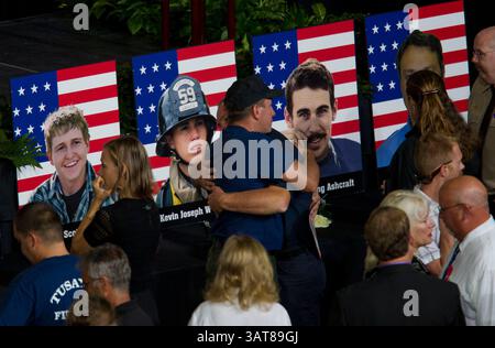 9 luglio 2013 - Prescott Valley, Arizona, Stati Uniti - foto di alcuni dei 19 vigili del fuoco caduti allineano la parte anteriore del palco prima di un servizio commemorativo al Tim's Toyota Center a Prescott Valley, Ariz. 19 membri dell'equipaggio di Granite Mountain Hotshot morirono combattendo l'incendio di Yarnell Hills, a circa 40 miglia a sud-ovest di Prescott, Ariz., giugno 30. (Immagine di credito: © Michael Chow-POOL/The Arizona Republic/ZUMAPRESS.com) Foto Stock