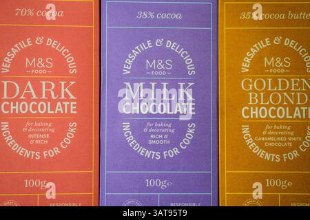 Londra Regno Unito 18 aprile 2025, Selezione di Marks and Spencer Milk, Dark and Golden Blond Cooking Ingredients Foto Stock