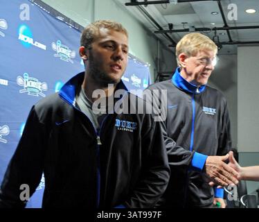 26 maggio 2013 - Philadelphia, PA, USA - l'allenatore di Duke lacrosse John Danowski si stringe la mano mentre lui e l'attaccante Jordan Wolf escono dal podio dopo una conferenza stampa NCAA a Philadelphia, Pennsylvania, domenica 26 maggio 2013. I Duke Blue Devils giocheranno i Syracuse Orange per il campionato NCAA Division i il Memorial Day. (Immagine di credito: © Clem Murray/MCT/ZUMAPRESS.com) Foto Stock