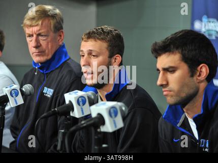 26 maggio 2013 - Filadelfia, PA, USA - l'allenatore di Duke lacrosse John Danowski, a sinistra, e il centrocampista Jake Tripucka, a destra, ascoltate come l'attaccante Jordan Wolf risponde a una domanda durante una conferenza stampa NCAA a Philadelphia, Pennsylvania, domenica 26 maggio 2013. I Duke Blue Devils giocheranno i Syracuse Orange per il campionato NCAA Division i il Memorial Day. (Immagine di credito: © Clem Murray/MCT/ZUMAPRESS.com) Foto Stock