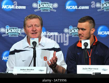 26 maggio 2013 - Filadelfia, PA, USA - l'allenatore di lacrosse di Syracuse John Desko, lasciato, risponde a una domanda durante una conferenza stampa NCAA a Philadelphia, Pennsylvania, domenica 26 maggio 2013. I Syracuse Orange giocheranno i Duke Blue Devils per il campionato NCAA Division i il Memorial Day. (Immagine di credito: © Clem Murray/MCT/ZUMAPRESS.com) Foto Stock