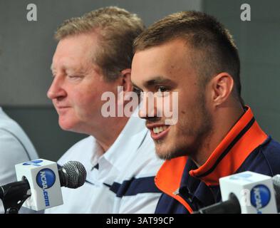 26 maggio 2013 - Philadelphia, PA, USA - Syracuse lacrosse All-American centrocampista JoJo Marasco risponde a una domanda durante una conferenza stampa NCAA a Philadelphia, Pennsylvania, domenica 26 maggio 2013. I Syracuse Orange giocheranno i Duke Blue Devils per il campionato NCAA Division i il Memorial Day. (Immagine di credito: © Clem Murray/MCT/ZUMAPRESS.com) Foto Stock