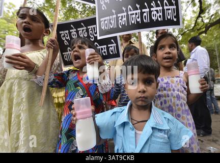 NUOVA DELHI, INDIA - MAGGIO 27: I bambini protestano contro l'aumento dei prezzi del latte a nuova Delhi lunedì. (Immagine di credito: © India Today/ZUMAPRESS.com) Foto Stock