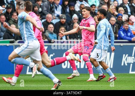 #19, Will Lankshear della WBA in azione durante la partita del Campionato Sky Bet tra Coventry City e West Bromwich Albion alla Coventry Building Society Arena, Coventry, venerdì 18 aprile 2025. (Foto: Stuart Leggett | mi News) crediti: MI News & Sport /Alamy Live News Foto Stock