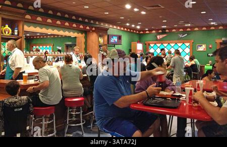 28 luglio 2013 - Orlando, Florida, Stati Uniti - i commensali mangiano al Moe's Tavern nella città di Springfield dai Simpson agli Universal Studios di Orlando, Florida. (Immagine di credito: © Marjie Lambert/MCT/ZUMAPRESS.com) Foto Stock
