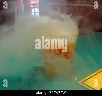 28 luglio 2013 - Orlando, Florida, USA - Un Flaming Moe viene servito presso la Moe's Tavern nella città di Springfield dai Simpson agli Universal Studios di Orlando, Florida. (Immagine di credito: © Marjie Lambert/MCT/ZUMAPRESS.com) Foto Stock