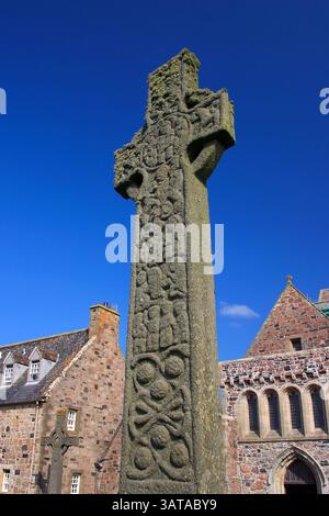 REGNO UNITO. Scozia occidentale, Isola di Mull - Iona. Croce celtica in pietra finemente scolpita di fronte all'Abbazia di Iona del vi secolo. Foto Stock