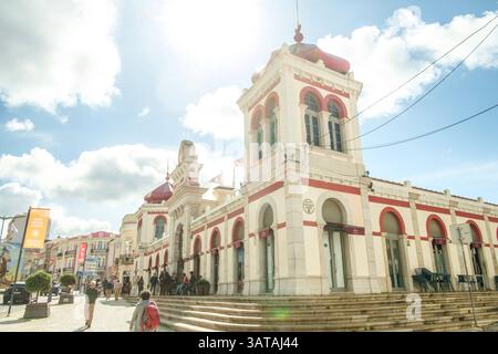 Blick zur Markthalle Mercado Municipal de LoulÃ . LoulÃ , Algarve, Portogallo Makrthalle in der Altstadt *** Vista del mercato del Mercado Municipal de LoulÃ LoulÃ , Algarve, mercato del Portogallo nella città vecchia Foto Stock