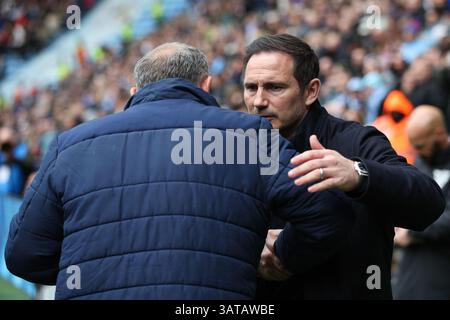 COVENTRY, Regno Unito - 18 aprile 2025: Il manager del Coventry City Frank Lampard saluta il capo allenatore degli Albion West Bromwich Tony Mowbray durante la partita del campionato EFL tra Coventry City e West Bromwich Albion alla Coventry Building Society Arena (credito: Craig Mercer/ Alamy Live News) Foto Stock