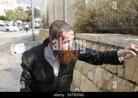 12 agosto 2013 - Gerusalemme, Israele - un ebreo ultra-ortodosso si riprende dopo aver subito un colpo diretto dal cannone ad acqua della polizia a Ramat Beit Shemesh ad ovest di Gerusalemme. Diverse decine di haredim protestano contro la profanazione di antiche tombe che sono state scoperte in un nuovo sito di costruzione di abitazioni. Circa 14 ebrei ultra-ortodossi furono arrestati. (Immagine di credito: © Oren Nahshon/ZUMA Wire) Foto Stock