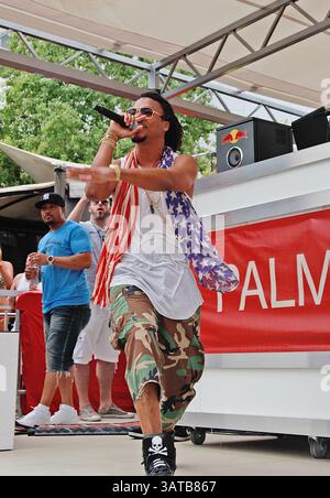 23 agosto 2013 - Las Vegas, Nevada, Stati Uniti - il rapper Lupe fiasco si esibisce al 'Ditch Fridays' al Ditch Dayclub & Pool il 23 agosto 2013 al Palms Casino Resort di Las Vegas, Nevada. (Immagine di credito: © Marcel Thomas/ZUMAPRESS.com) Foto Stock