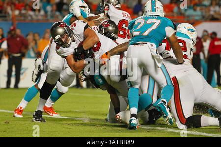 24 agosto 2013 - Miami, FL, USA - il running back dei Tampa Bay Buccaneers Brian Leonard (30) sbanda la linea per un touchdown contro i Miami Dolphins nel primo quarto al Sun Life Stadium di Miami, Floriida, sabato 24 agosto 2013. (Immagine di credito: © Daniel Wallace/MCT/ZUMAPRESS.com) Foto Stock