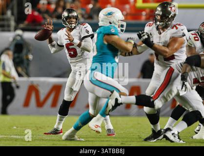 24 agosto 2013 - Miami, FL, USA - il quarterback dei Tampa Bay Buccaneers Josh Freeman (5) lancia il pallone nel secondo quarto, recuperato dai Miami Dolphins al Sun Life Stadium di Miami, Floriida, sabato 24 agosto 2013. (Immagine di credito: © Daniel Wallace/MCT/ZUMAPRESS.com) Foto Stock