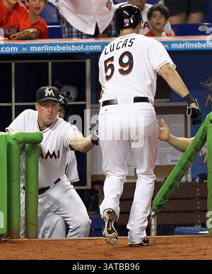 24 agosto 2013 - Miami, FL, USA - il manager dei Miami Marlins Mike Redmond, lasciato, saluta ed Lucas dopo aver segnato nel quarto inning contro i Colorado Rockies al Marlins Park di Miami, Florida, sabato 24 agosto 2013. (Immagine di credito: © Pedro Portal/MCT/ZUMAPRESS.com) Foto Stock