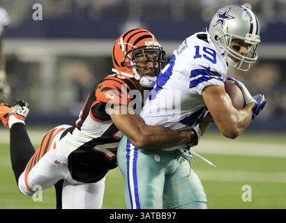 24 agosto 2013 - Arlington, Texas, Stati Uniti - il wide receiver dei Dallas Cowboys Miles Austin (19) afferra un passaggio sul cornerback dei Cincinnati Bengals Leon Hall (29) durante il primo tempo all'AT&T Stadium di Arlington, Texas, sabato 24 agosto 2013. (Immagine di credito: © John Rhodes/MCT/ZUMAPRESS.com) Foto Stock