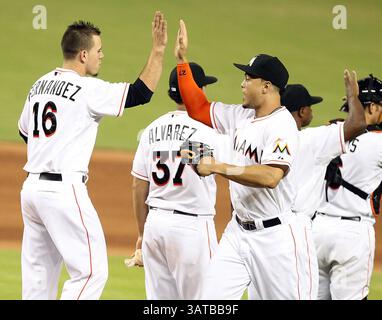 24 agosto 2013 - Miami, FL, USA - i lanciatori dei Miami Marlins Jose Fernandez e Giancarlo Stanton festeggiano una vittoria 3-0 contro i Colorado Rockies al Marlins Park di Miami, Florida, sabato 24 agosto 2013. (Immagine di credito: © Pedro Portal/MCT/ZUMAPRESS.com) Foto Stock
