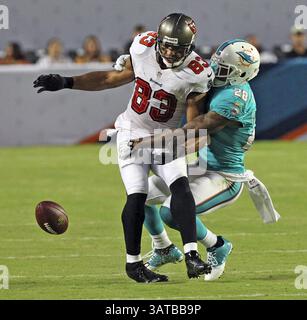 24 agosto 2013 - Miami, FL, USA - Nolan Carroll dei Miami Dolphins, a destra, difende Vincent Jackson dei Tampa Bay Buccaneers nel frist quarter al Sun Life Stadium di Miami, Florida, sabato 24 agosto 2013. I Buccaneers sconfissero i Dolphins, 17-16. (Immagine di credito: © Charles Trainor Jr/MCT/ZUMAPRESS.com) Foto Stock