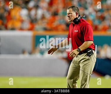 24 agosto 2013 - Miami, FL, USA - il capo-allenatore dei Tampa Bay Buccaneers Greg Schiano porta in difesa durante il secondo quarto contro i Miami Dolphins al Sun Life Stadium di Miami, Florida, sabato 24 agosto 2013. I Buccaneers sconfissero i Dolphins, 17-16. (Immagine di credito: © Daniel Wallace/MCT/ZUMAPRESS.com) Foto Stock