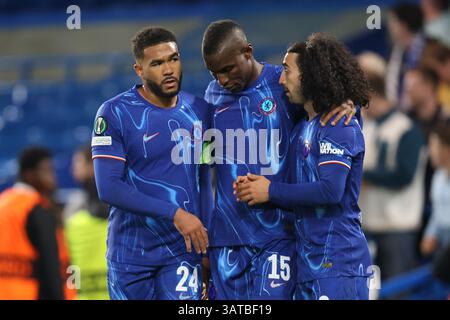 Londra, Regno Unito. 17 aprile 2025. Londra, Inghilterra, 17 aprile 2025: Marc Cucurella del Chelsea festeggia con Nicolas Jackson del Chelsea e Reece James del Chelsea dopo aver segnato un gol durante la partita di UEFA Conference League tra Chelsea e Legia Warszawa allo Stamford Bridge di Londra (Alexander Canillas/SPP) credito: SPP Sport Press Photo. /Alamy Live News Foto Stock