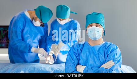 Medico chirurgo maschile, uomo in posa, squadra di professionisti sicuro ritratto, infermiera chirurgica Foto Stock