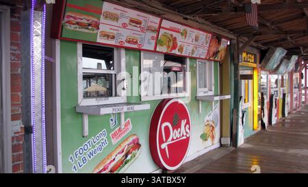 1 settembre 2013 - Kandahar, AFG - il Kandahar Airfield Boardwalk, per un decennio il cuore surreale ma familiare della più grande base NATO in Afghanistan, sta chiudendo. Il festoso rettangolo di negozi e fast food costruito intorno a un piccolo campo da calcio e a una pista da corsa, sarà chiuso in fasi, a partire dal mese prossimo. (Immagine di credito: © Jay Price/MCT/ZUMAPRESS.com) Foto Stock