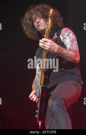 10 settembre 2013 - Fairfax, Virginia, U. S - il chitarrista JOE TROHMAN dei Fall Out Boy suona al Patriot Center di Fairfax, Virginia (Credit Image: © Daniel DeSlover/ZUMAPRESS.com) Foto Stock