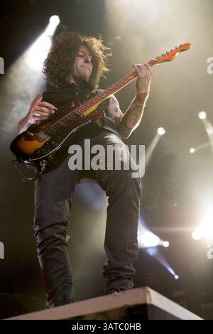 10 settembre 2013 - Fairfax, Virginia, U. S - il chitarrista JOE TROHMAN dei Fall Out Boy suona al Patriot Center di Fairfax, Virginia (Credit Image: © Daniel DeSlover/ZUMAPRESS.com) Foto Stock