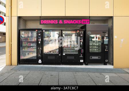 Distributori automatici di snack e bevande nel centro della città. Tecnologia self-service per l'acquisto di lattine di bibite gassate, barrette di cioccolato, vapori usa e getta e gelato. Foto Stock