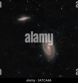 Messier 81, nell'Ursa maggiore, è una delle galassie a spirale più visibili del cielo. Forma una coppia fisica con il suo vicino, M82, ed è la dominante Foto Stock