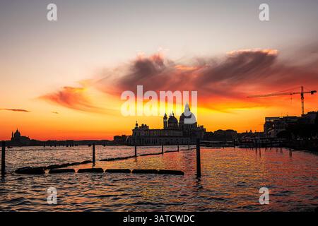 Panorama di Venezia in silhouette al tramonto Foto Stock