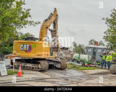 Altadena, California, Stati Uniti. 17 aprile 2025. Le attrezzature pesanti utilizzate dalla Army Corp of Engineer Contractors eliminano i detriti dall'incendio di Eaton ad Altadena, 100 giorni dopo che il peggior incendio della storia americana ha danneggiato migliaia di case. (Immagine di credito: © Amy Katz/ZUMA Press Wire) SOLO PER USO EDITORIALE! Non per USO commerciale! Foto Stock