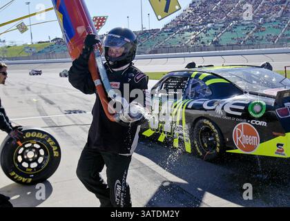 5 ottobre 2013 - Kansas City, KS, USA - il pit crew del pilota James Buescher lavora sulla sua auto nella gara Nationwide Series di sabato 5 ottobre 2013, al Kansas Speedway di Kansas City, Kansas. (Immagine di credito: © Allison Long/MCT/ZUMAPRESS.com) Foto Stock