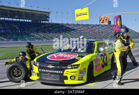 5 ottobre 2013 - Kansas City, KS, USA - il pit crew del pilota Paul Menard lavora sulla sua auto nella gara della Nationwide Series sabato 5 ottobre 2013 al Kansas Speedway di Kansas City, Kansas. (Immagine di credito: © Allison Long/MCT/ZUMAPRESS.com) Foto Stock