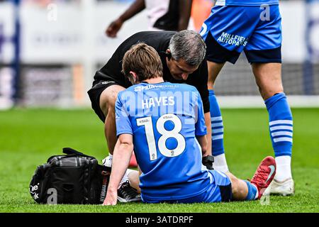 Cian Hayes (18 Peterborough United) riceve cure mediche durante la partita di Sky Bet League 1 tra Peterborough e Stockport County a London Road, Peterborough, venerdì 18 aprile 2025. (Foto: Kevin Hodgson | mi News) crediti: MI News & Sport /Alamy Live News Foto Stock