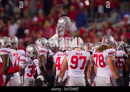 5 ottobre 2013: Gli Ohio State Buckeyes si riuniscono prima della partita tra gli Ohio State Buckeyes e i Northwestern Wildcats al Ryan Field di Evanston, Illinois. Ohio State batte Northwestern 40-30.(immagine di credito: © Scott Terna/Cal Sport Media/ZUMAPRESS.com) Foto Stock