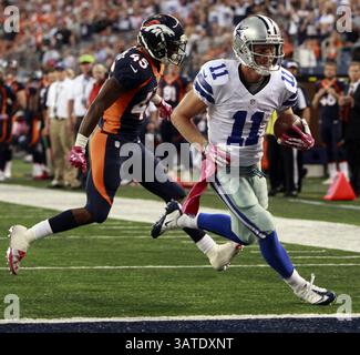 6 ottobre 2013 - Arlington, Texas, USA - il wide receiver dei Dallas Cowboys Cole Beasley (11) segna un touchdown nel quarto quarto periodo contro il cornerback dei Denver Broncos Dominique Rodgers-Cromartie (45) all'AT&T Stadium di Arlington, Texas, domenica 6 ottobre 2013. (Immagine di credito: © Richard W. Rodriguez/MCT/ZUMAPRESS.com) Foto Stock