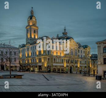 Facciata gialla all'ora del crepuscolo presso il municipio di Pécs, Ungheria, 12 marzo 2025 Foto Stock