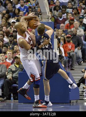 7 ottobre 2013 - St. Louis, Missouri, U. S - l'attaccante dei Chicago Bulls TAJ GIBSON (22) sbatte l'attaccante dei Memphis Grizzlies JON LEUER (30) durante la partita tra i Chicago Bulls e i Memphis Grizzlies durante il secondo tempo allo Scottrade Center. I Bulls sconfiggono i Grizzlies 106 a 87. (Immagine di credito: © Jasen Vinlove/ZUMAPRESS.com) Foto Stock