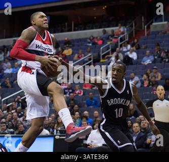 8 ottobre 2013 - Washington, DC, USA - la guardia punti dei Brooklyn Nets Tyshawn Taylor (10) blocca il tiro della guardia di tiro dei Washington Wizards Bradley Beal (3) durante la seconda metà della partita di pre-stagione giocata al Verizon Center di Washington, D.C., martedì 8 ottobre 2013. Brooklyn sconfisse Washington 111-106 ai supplementari. (Immagine di credito: © Harry E. Walker/MCT/ZUMAPRESS.com) Foto Stock