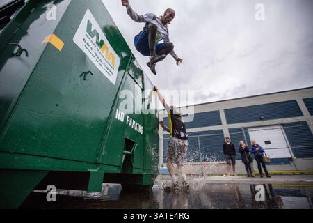 29 settembre 2013 - Vancouver, BC, Canada - Un uomo salta da un bidone della spazzatura durante la prima sfida annuale di ostacoli urbani di concrete Hero a Vancouver, British Columbia, domenica 29 settembre 2013. Concrete Hero è una gara e una sfida urbana a tempo di 9K che incorpora un mix di punti di riferimento di Ã¢?BC-ThemedÃ¢?Â, a beneficio della BC Cancer Foundation. Carmine Marinelli/Vancouver 24hours/QMI Agency (immagine di credito: © Carmine Marinelli/QMI Agency/ZUMAPRESS.com) Foto Stock