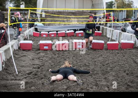 29 settembre 2013 - Vancouver, British Columbia, Canada - Una donna adagiata sul secondo campo da Beach Dash durante la prima sfida annuale di ostacoli urbani di concrete Hero a Vancouver, British Columbia, domenica 29 settembre 2013. Concrete Hero è una sfida urbana a ostacoli 9K che incorpora un mix di punti di riferimento di Ã¢?BC-ThemedÃ¢?Â, a beneficio della BC Cancer Foundation. Carmine Marinelli/Vancouver 24hours/QMI Agency (immagine di credito: © Carmine Marinelli/QMI Agency/ZUMAPRESS.com) Foto Stock