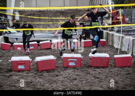 29 settembre 2013 - Vancouver, BC, Canada - i partecipanti corrono attraverso il secondo percorso Beach Dash durante la prima sfida annuale di ostacoli urbani concrete Hero a Vancouver, B.C. domenica 29 settembre 2013. Concrete Hero è una gara e una sfida urbana a tempo di 9K che incorpora un mix di punti di riferimento di Ã¢?BC-ThemedÃ¢?Â, a beneficio della BC Cancer Foundation. Carmine Marinelli/Vancouver 24hours/QMI Agency (immagine di credito: © Carmine Marinelli/QMI Agency/ZUMAPRESS.com) Foto Stock
