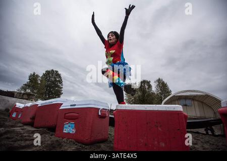 29 settembre 2013 - Vancouver, British Columbia, Canada - Una donna vestita da supereroina salta su un campo fresco presso il secondo campo Beach Dash durante la prima sfida annuale di ostacoli urbani di concrete Hero a Vancouver, British Columbia, domenica 29 settembre 2013. Concrete Hero è una gara e una sfida urbana a tempo di 9K che incorpora un mix di punti di riferimento di Ã¢?BC-ThemedÃ¢?Â, a beneficio della BC Cancer Foundation. Carmine Marinelli/Vancouver 24hours/QMI Agency (immagine di credito: © Carmine Marinelli/QMI Agency/ZUMAPRESS.com) Foto Stock
